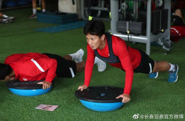 英语老师乖乖挽起裙子